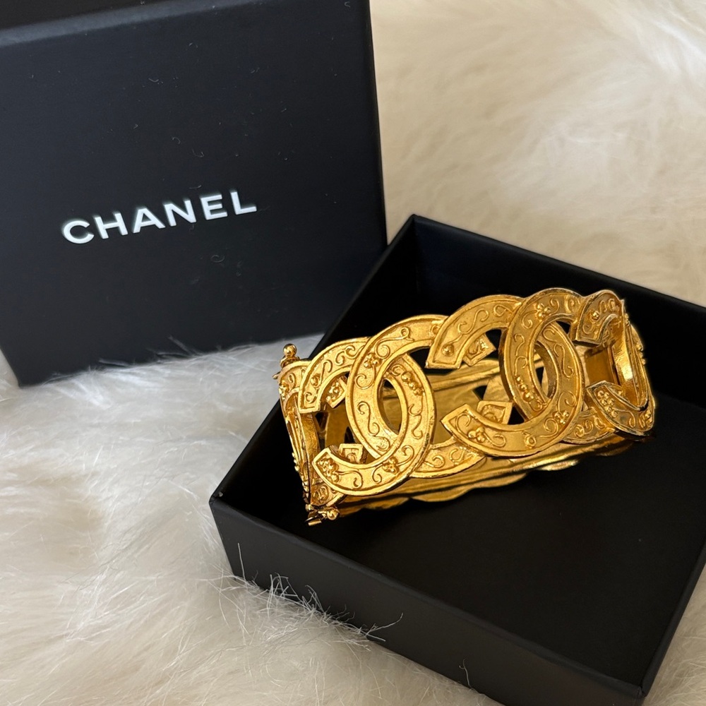 CHANEL Gold Ornate Interlocking CC Bracelet